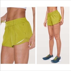 LULU LEMON HOTTY HOT GOLDEN LIME SHORTS SZ 4 T